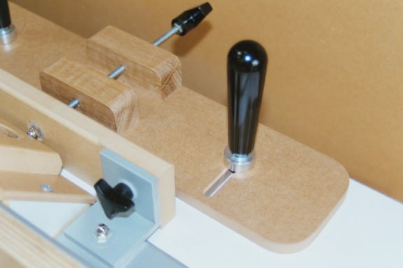 Router Micro-adjust fence. (Not BT3K but might be useful)  By Rod Kirby 08